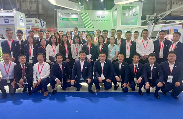 亚博YABO参展员工合照