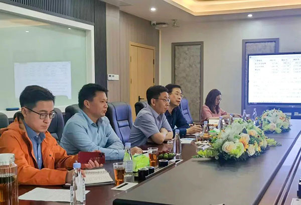 集美区领导与亚博YABO高层探讨问题