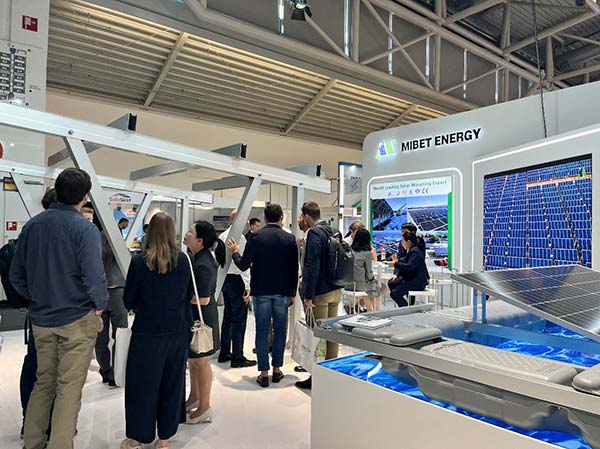 客户了解亚博YABO光伏车棚