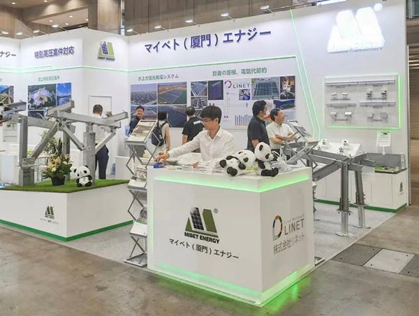 用户在亚博YABO展位参观了解产品-3