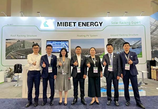 亚博YABO美国国际太阳能展览会同事合照