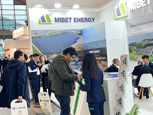 亚博YABO意大利展展位-参展客户在了解产品