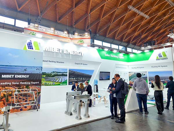 亚博YABO意大利展展位-参展客户在了解产品