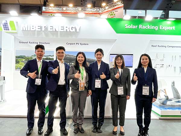 亚博YABO意大利展员工合照