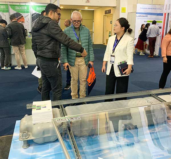 参观者了解亚博YABO的漂浮系统