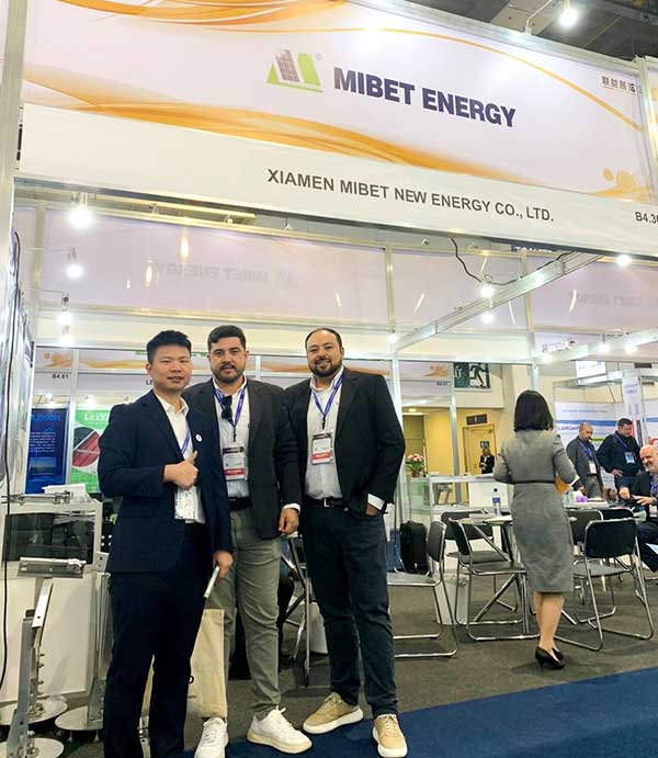 亚博YABO员工跟参观者合照