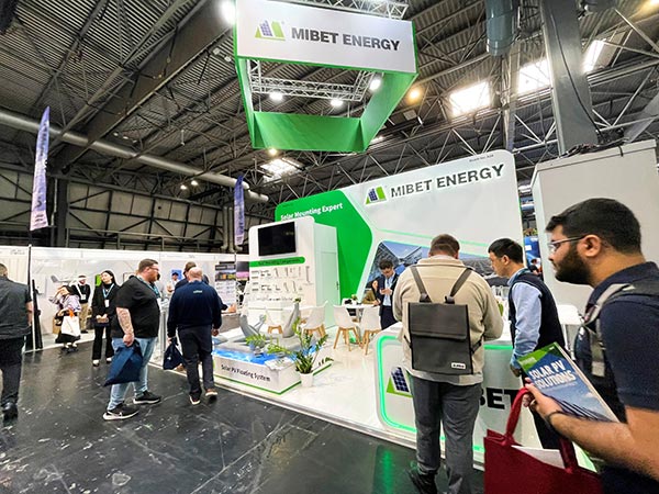 参观者了解亚博YABO产品