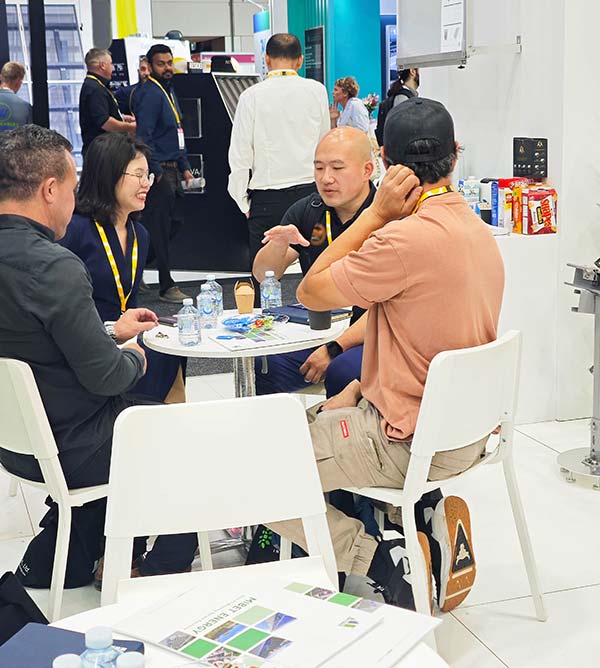 参观者了解亚博YABO产品